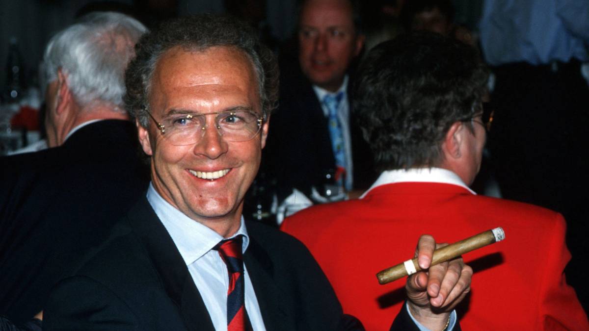 Nach dem Ende in Marseille musste Beckenbauer erst mal die Bayern retten. 1991/1992 durchlebte der Klub die schwärzeste Spielzeit seit den Siebzigern, die Mannschaft verkraftete die Abgänge von Jürgen Kohler und Stefan Reuter zu Juve, das Karriereende Klaus Augenthalers und die schweren Verletzungen von Torwart Raimond Aumann und Flügelstürmer Brian Laudrup nicht und geriet zwischenzeitlich sogar in Abstiegsgefahr. Manager Uli Hoeneß entließ erst seinen Freund Jupp Heynckes und dann auch Nachfolger Sören Lerby. Erst unter Erich Ribbeck ging es wieder leicht aufwärts, am Ende sprang Platz zehn heraus. Viel bedeutender waren aber die Weichen, die im November 1991 in der Vereinsführung gestellt wurden: Beckenbauer und Karl-Heinz Rummenigge wurden zu Vize-Präsidenten ernannt, 1994 löste Beckenbauer dann Fritz Scherer als Präsident ab... 