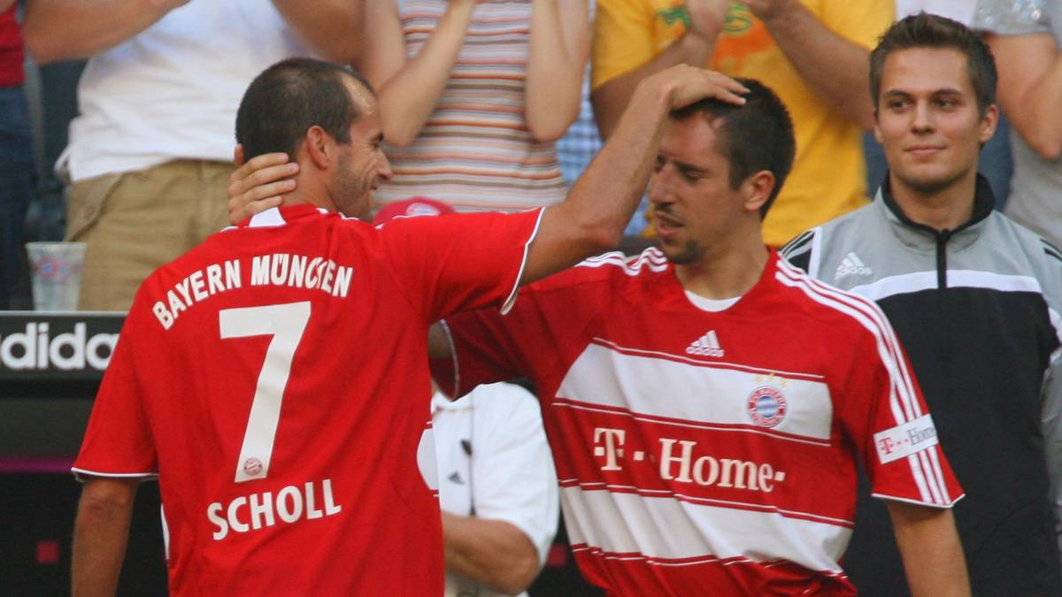 Schon 2007 klatschte Ribéry einen Scholl an der Seitenlinie ab. Damals ist es Bayerns Edeltechniker Mehmet Scholl, der den Franzosen herzt. Die Hoffnungen der Fans, dass der nächste Scholl die Bayern zu Titeln führt, währte vergeblich