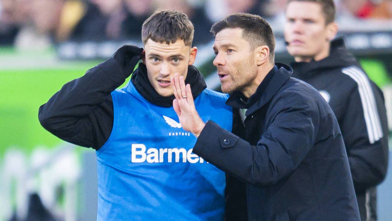 Florian Wirtz (l.) neben Xabi Alonso