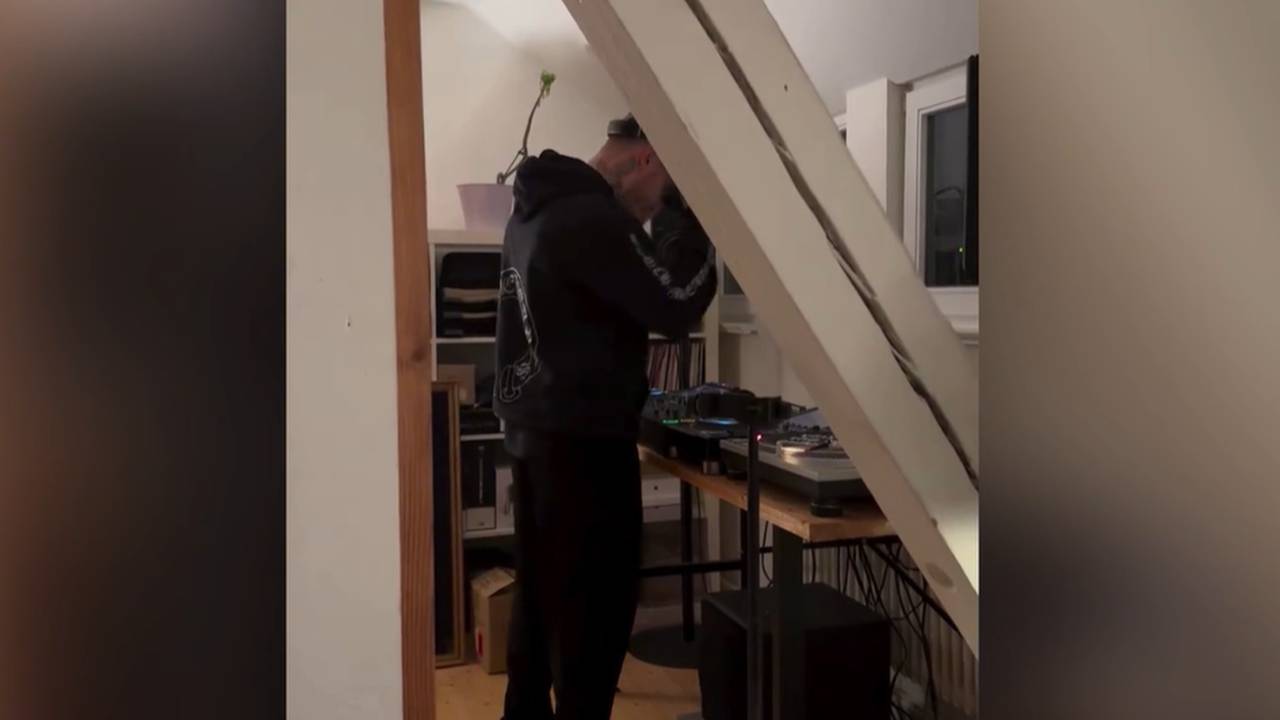 Welcher DFB-Star testet hier seine Qualitäten als DJ?