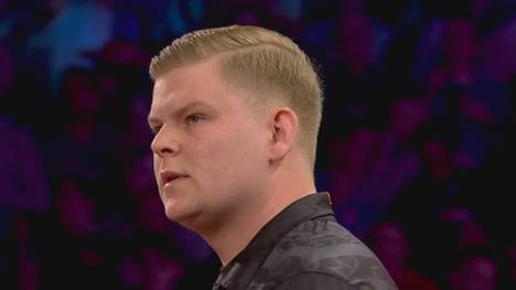 Mike de Decker legt durch seine schlechte Doppel Quote keinen guten Auftritt gegen Mensur Suljovic hin und verliert mit 0:3. Suljovic trifft in Runde drei auf Michael van Gerwen.