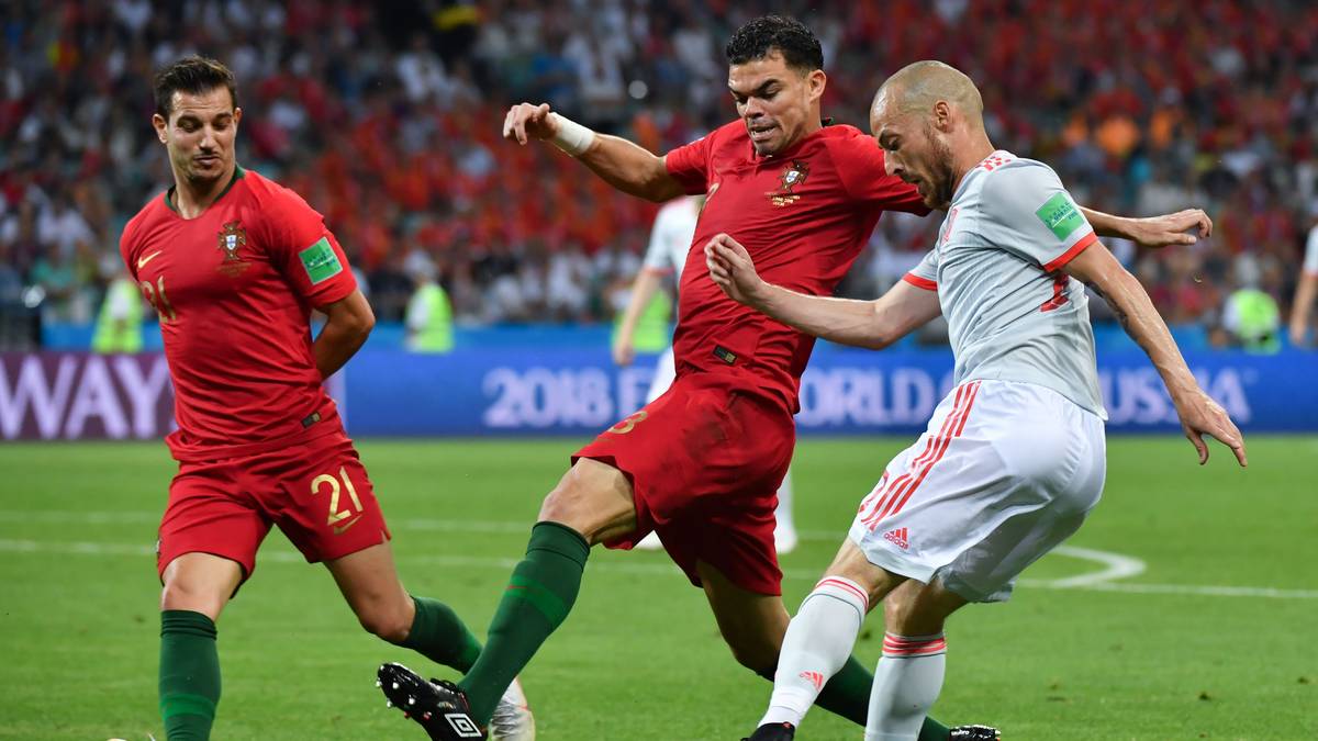 ÖSTERREICH - Krone: "Ronaldo rettet Portugal mit Triplepack vor Pleite! Sie seien inzwischen zu alt und weit über ihrem Zenit, hatte es geheißen. Sie seien ohne Form zur WM gekommen, hatte es geheißen. Sie seien zu sehr von Cristiano Ronaldo abhängig hatte es geheißen. Sie seien gegen Spanien nur Außenseiter, hatte es geheißen. Und doch trotzte Portugal dem iberischen Nachbarn im Giganten-Duell der Gruppe B ein Remis ab! Und wieder einmal machte der gerade erst zu einer zweijährigen Haftstrafe verurteile Ronaldo den Unterschied aus - mit sage und schreibe drei Treffern!"