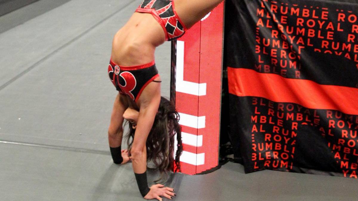 Auch ein Highlight: Kacy Catanzaro, in den USA bekannt für ihre Auftritte bei "Ninja Warrior" rettet sich auf elegante Weise vor der drohenden Eliminierung - zwischenzeitlich zumindest