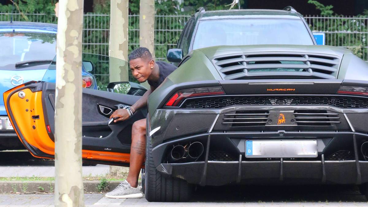 Eljero Elia hat sich aus der Bundesliga verabschiedet. Mittlerweile kickt der Niederländer bei Basaksehir in der Türkei. Bei Werder stand er auf dem Abstellgleis. Dafür glänzte er auf dem Parkplatz mit seinem schwarzen Lamborghini