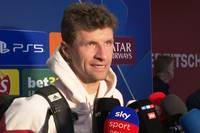 Nach dem Sieg der Bayern in der Königsklasse ist die Laune bei Thomas Müller gut - er wünscht sich von den Reportern etwas mehr Lob. 