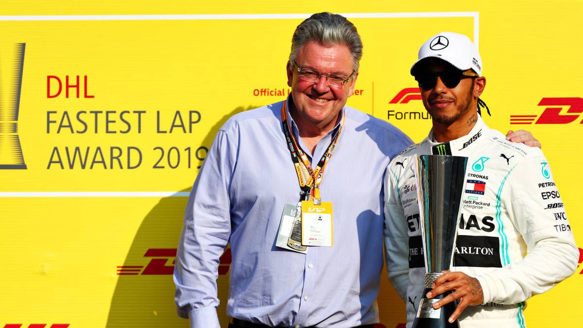 Bereits vor dem Rennen sackt Weltmeister Lewis Hamilton eine weitere Trophäe ein. Der Engländer wird für die meisten schnellsten Runden in der Saison geehrt 