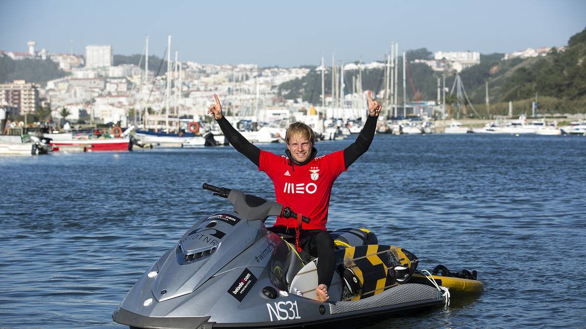 In Portugal gelang er deshalb zu Berühmtheit. Von seinem Lieblingsfußballclub Benfica Lissabon, dessen Trikot er hier trägt,  wurde ihm die Ehrenmitgliedschaft verliehen.