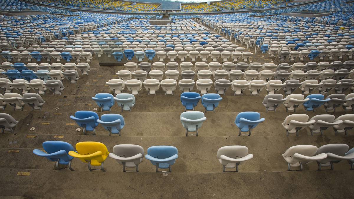 Die Sitzschalen im weiten Rund wurden herausgerissen...