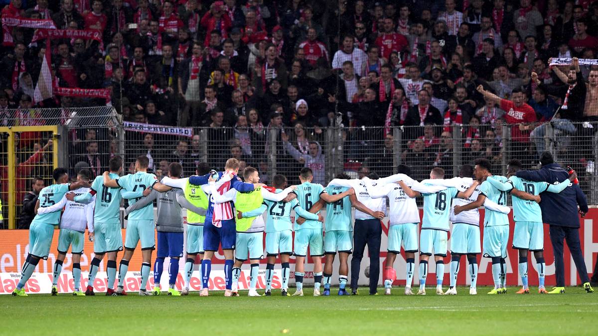 SC FREIBURG (Platz 15): Die Mannen von Trainer Christian Streich erzielten in neun Heimspielen insgesamt 13 Treffer. Bei elf Gegentreffern. Mit 4,30 Euro pro Tor liegt das Schwarzwald-Stadion damit noch knapp vor den "Abstiegsrängen"