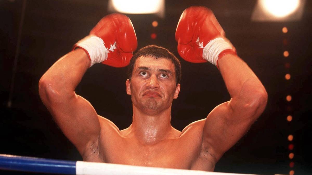 WLADIMIR KLITSCHKO: Jüngerer und erfolgreicherer Bruder von Vitali Klitschko, gewann 1996 Olympia-Gold im Superschwergewicht. Bestritt diverse legendäre Kämpfe und hielt von 2005 bis 2015 den Weltmeister-Titel. Verlor seine letzten beiden Fights gegen Tyson Fury und Anthony Joshua, ein Comeback ist seitdem immer wieder im Gespräch, wenn auch unwahrscheinlich. Die beiden Brüder lehnten einen Kampf gegeneinander stets ab, weil sie ihrer Mutter das Versprechen gegeben hatten