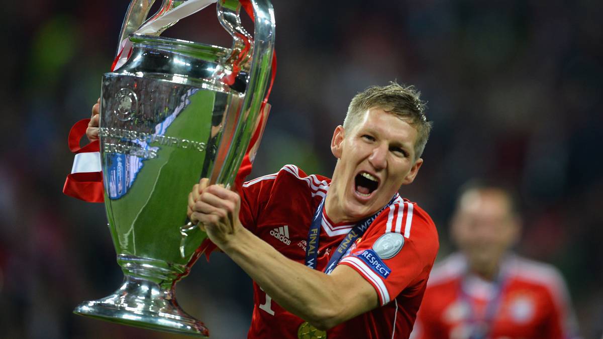 PLATZ 6: BASTIAN SCHWEINSTEIGER - Noch etwas lieber haben sie bei Bayern Lahms großen Weggefährten. Ging einen ähnlichen Weg wie Scholl vom nicht ganz für voll genommenen Teenie-Idol zum unbestrittenen Mittelfeld-Leader - und er ging ihn noch weiter. Weder Bayerns Triple noch der WM-Titel im Jahr darauf war ohne ihn denkbar