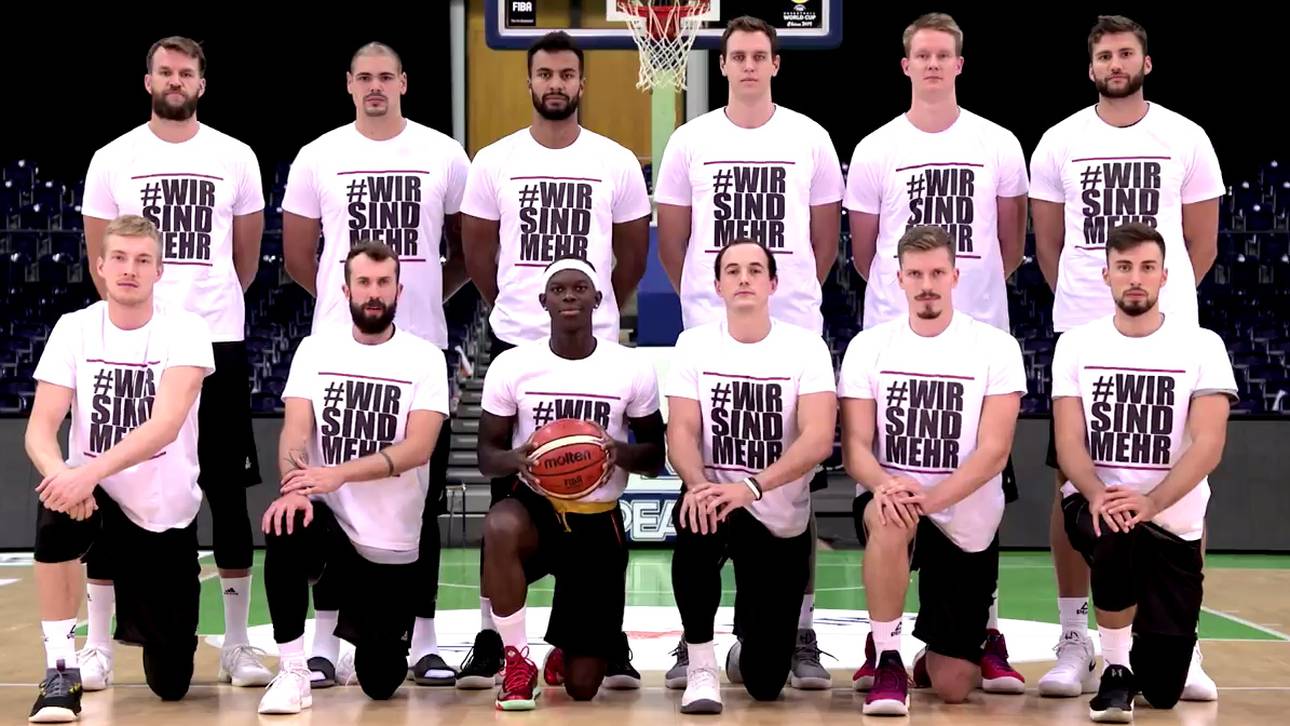 DBB-Team mit Zeichen gegen Rechts