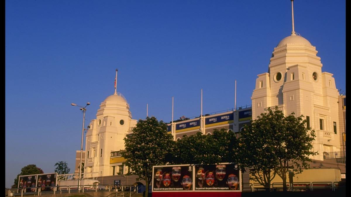Die Doppeltürme waren das architektonische Wahrzeichen des Wembley Stadions, weshalb es oft auch nur als "The Twin Towers" bezeichnet wurde. Dies war aber nur einer von vielen Spitznamen. International war es auch als "Kathedrale" oder "Herz des Fußballs" bekannt