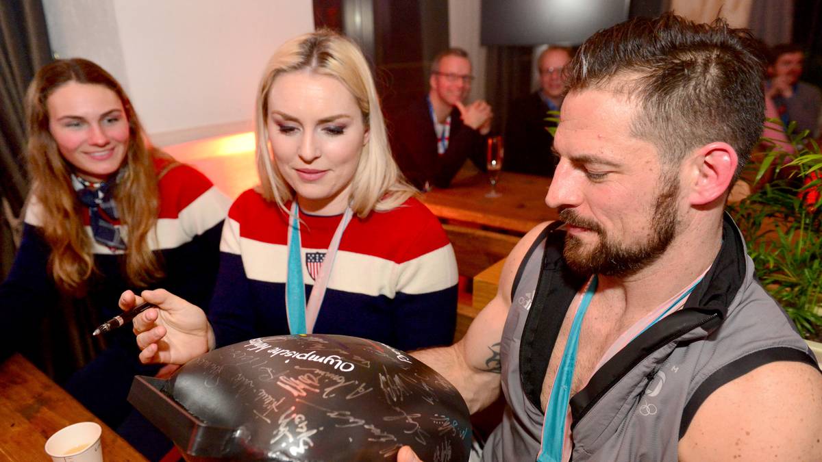 Am Schlusstag feiern beide gemeinsam ihre in Pyeongchang errungenen Medaillen. "Ich habe ihr angeboten, zu uns ins Dorf zu kommen und mit uns etwas zu feiern, was sie dann auch getan hat", erzählte Silber-Held Seidenberg SPORT1