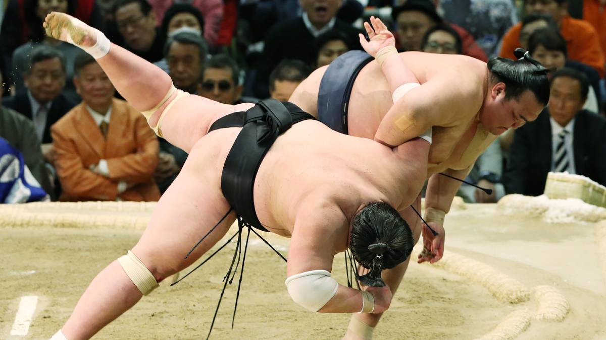 Kisenosato (r.) war der einzige japanische Sumo-Ringer im Rang eines Yokozuna-Großmeisters