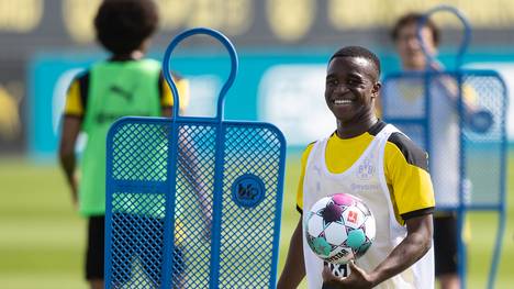 Youssoufa Moukoko trainiert mit seinen 15 Jahren schon bei den Profis von Borussia Dortmund mit. Gehört ihm die Zukunft bei den Schwarz-Gelben?