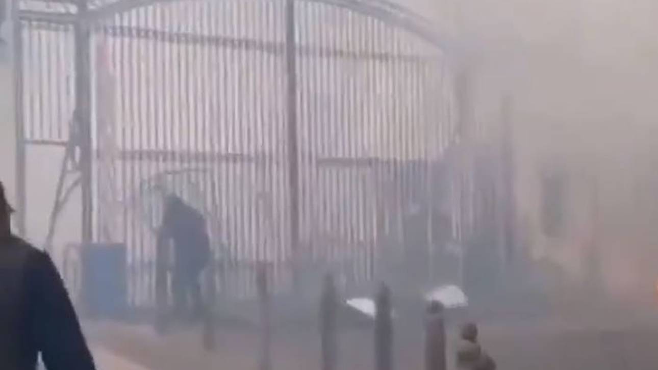 Lebensgefahr? Fans stürmen Gelände