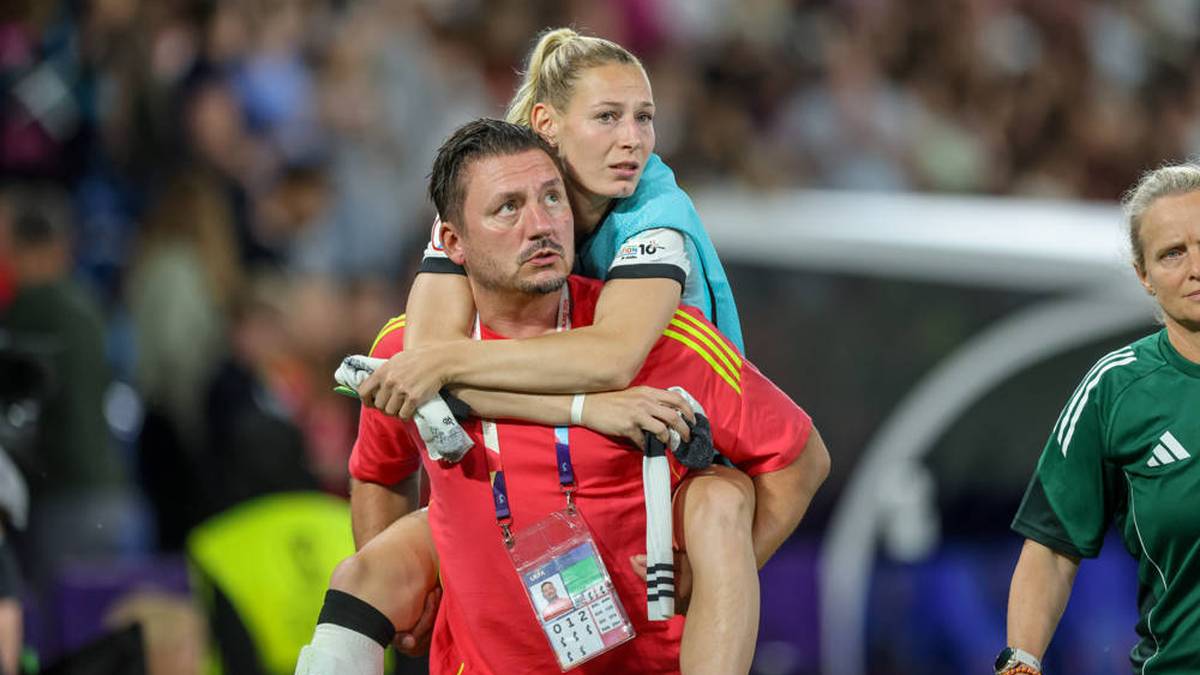  In einem vereinseigenen Interview beim VfL Wolfsburg verriet Linder bereits, dass sie sich gut vorstellen kann, nach ihrer Karriere in diesem Bereich zu arbeiten, beispielsweise in der Inneren Medizin in einem Krankenhaus oder in einer orthopädischen Praxis.