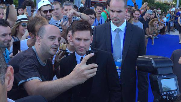 Ein Fan schießt ein Selfie mit Lionel Messi