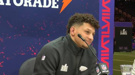 Patrick Mahomes von den Kansas City Chiefs spricht auf einer Pressekonferenz über Travis Kelce und dessen Freundin Taylor Swift. Mahomes verrät, welcher der Swift-Songs sein Favorit ist.