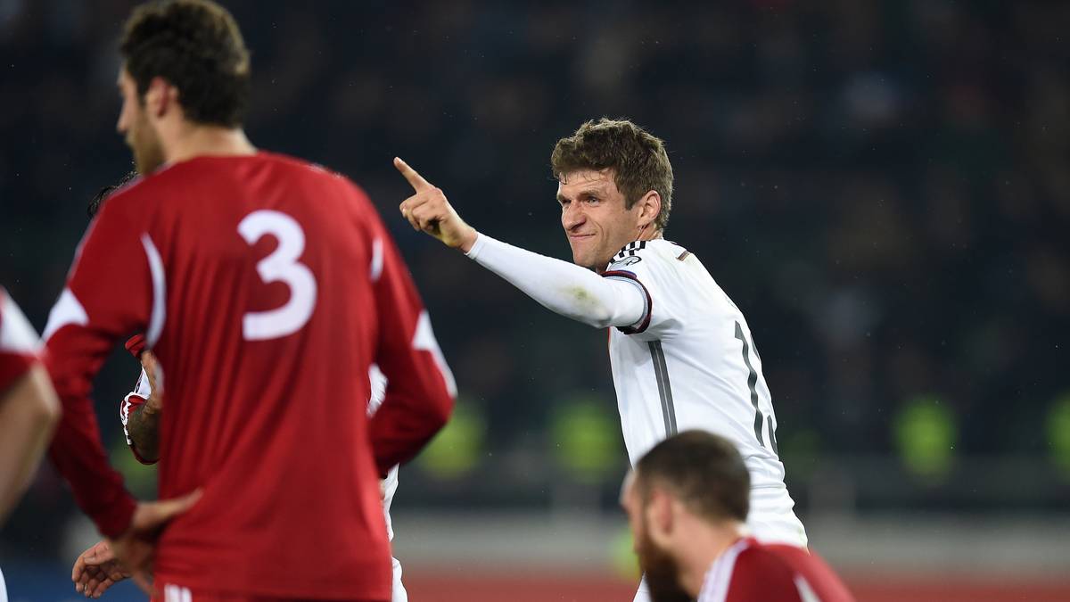 Wenig später erhöht Thomas Mülller (l.) nach Vorlage von Mesut Özil auf 2:0. So geht es auch in die Pause. 