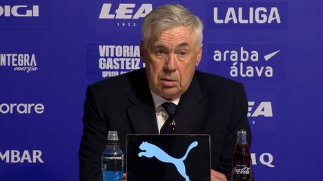 Carlo Ancelotti, Trainer von Real Madrid, kritisiert den VAR, nachdem der Schiedsrichter vom VAR überstimmt wurde und Nacho letztlich die rote Karte, statt der gegebenen gelben Karte bekommen hat.