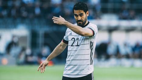 Ilkay Gündogan guck besorgt nach Deutschland und der Bundesliga und hofft das sein Ex-Klub ein Meisterschaftsrennen anbieten kann. 