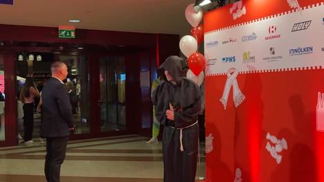 Fünfte Jahreszeit im Rheinland. Passend dazu werfen sich die Profis vom FC für die Karnevalssitzung ordentlich in Schale.