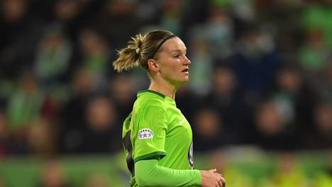 Alexandra Popp holt einen Elfmeter für die Wolfsburgerinnen raus