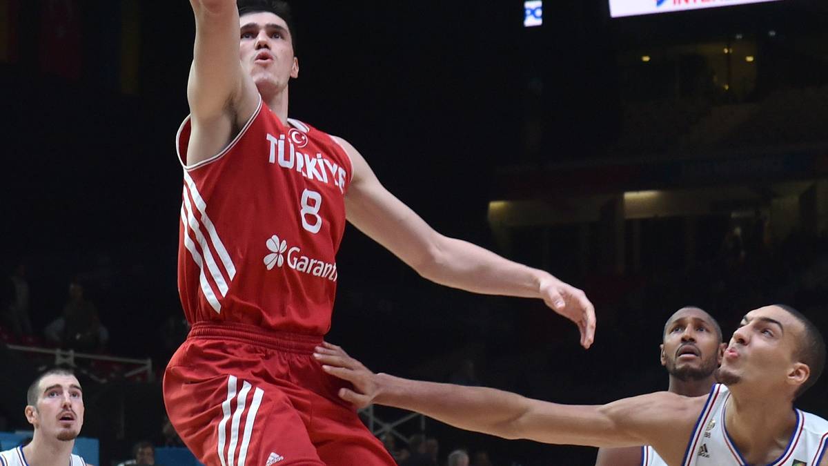 ERSAN ILYASOVA - Türkei: Der Teamkollege von Dennis Schröder bei den Atlanta Hawks ist der Star der Türken bei der EM. Unter dem Korb soll er die Zuspiele von Aufbauspieler Bobby Dixon verwerten. Durchschnittlich 13 Zähler gelangen ihm in der abgelaufenen NBA-Saison
