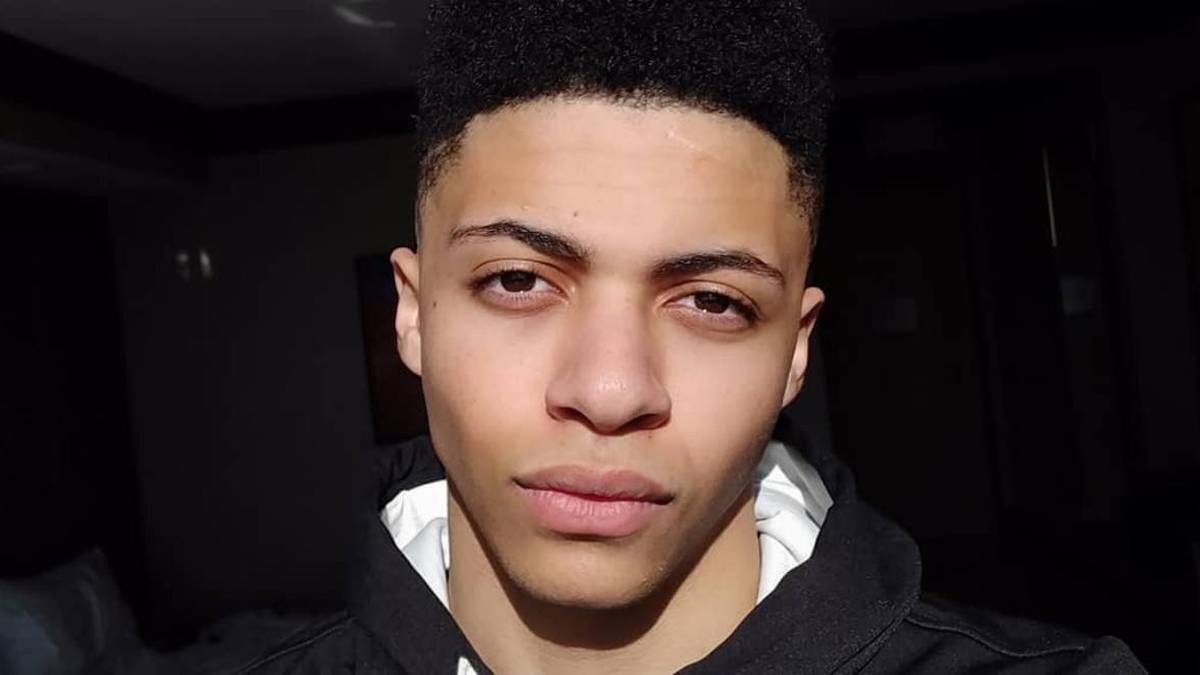 TSM MYTH - 4,1 Millionen Follower: Der 19-jährige Youtuber Ali „TSM Myth“ Kabbani fing auf 2016 auf Twitch mit dem Streamen des Spieles Paragon von Epic Games an. Mit wachsender Beliebtheit von Fortnite des gleichen Herstellers stieg auch er auf die Battle-Royale-Schiene um. 2018 nahm ihn die eSports-Organisation Team Solo Mid (TSM) wegen seines Talentes unter Vertrag. Derzeit ist er der Captain des TSM-Fortnite-Teams