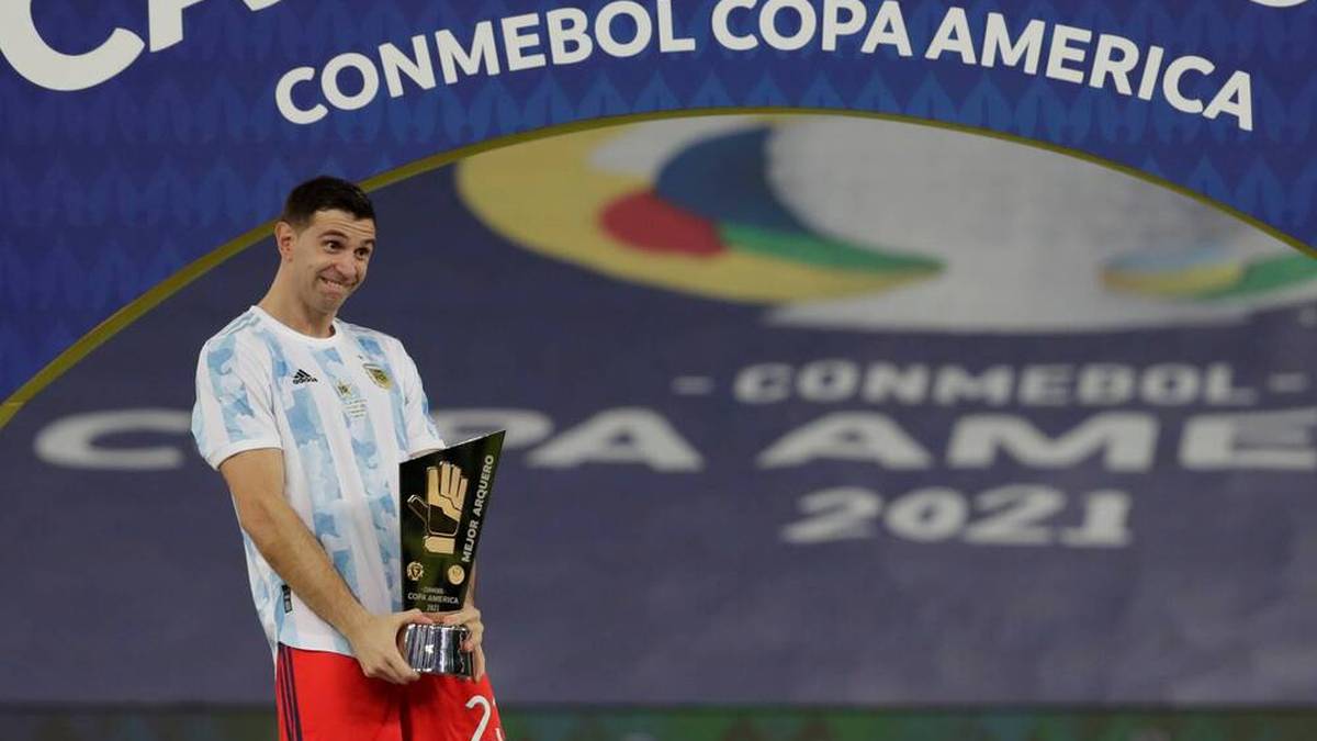 Der Penis-Jubel von Emiliano Martinez sorgte für negative Schlagzeilen: Jetzt verriet der Argentinier, dass ihn seine Mitspieler dazu angestachelt haben: „Warum machst du nicht dasselbe wie bei der Copa América?“