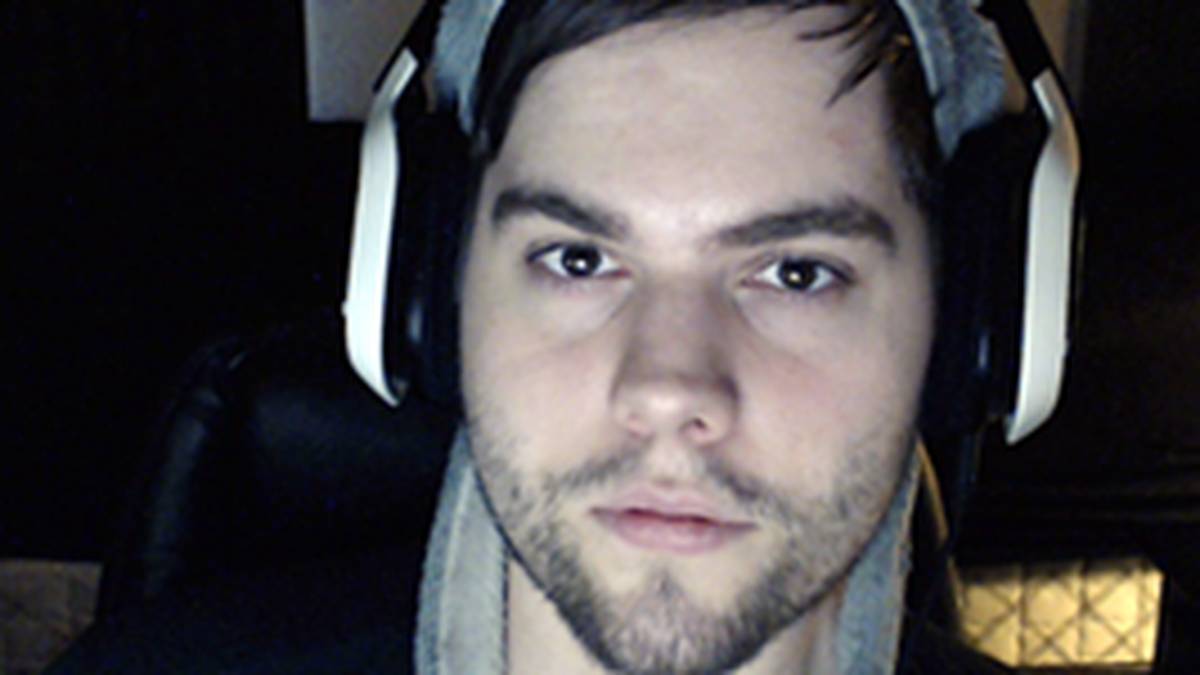 DAKOTAZ - 2,4 Millionen Follower: Auch Brett "dakotaz" Hoffmann gehört zum Fortnite-TSM-Squad und zu den wenigen Streamern, die ohne Kamera streamen. Vor seinem Durchbruch mit dem beliebtesten Battle-Royale-Spiel, feierte er bereits kleine Erfolge auf Twitch und Youtube indem er lustiges Gameplay zu dem Spiel Infestation zum Besten gab. Danach fing er an PUBG zu streamen bevor er dann zu Fortnite wechselte