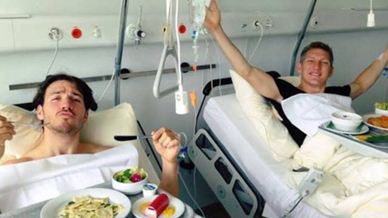 Felix Neureuther und Bastian Schweinsteiger 2013 gemeinsam im Krankenhaus in Zürich