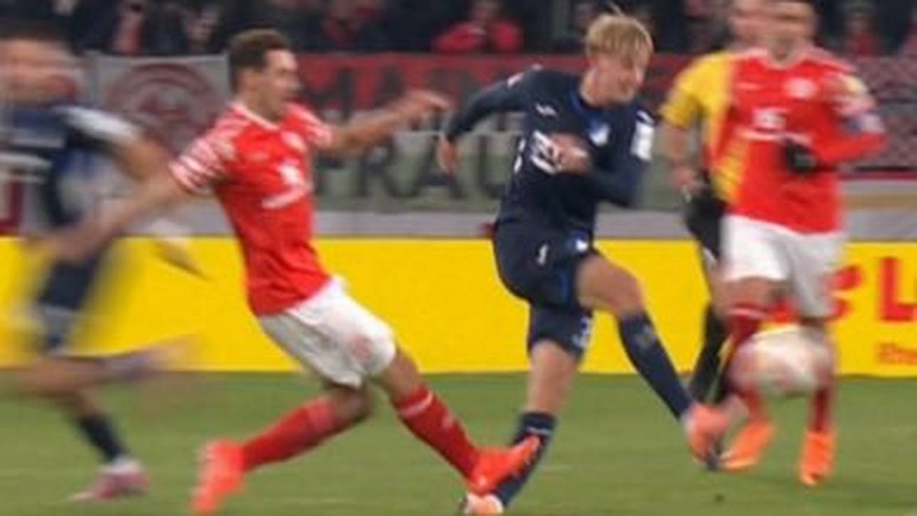 Dominik Kohr erwischt seinen Gegenspieler heftig