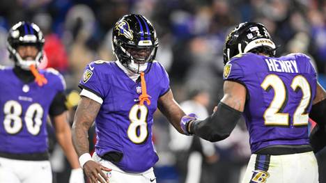 Baltimore Ravens quarterback Lamar Jackson (8) and running back Derrick Henry (22) celebrate a two-yard touchdown against the Cleveland Browns during the fourth quarter at M&T Bank Stadium in Baltimore, Maryland, on Saturday, January 4, 2025. Baltimore won 35-10. PUBLICATIONxINxGERxSUIxAUTxHUNxONLY BAL20250104139 DAVIDxTULIS