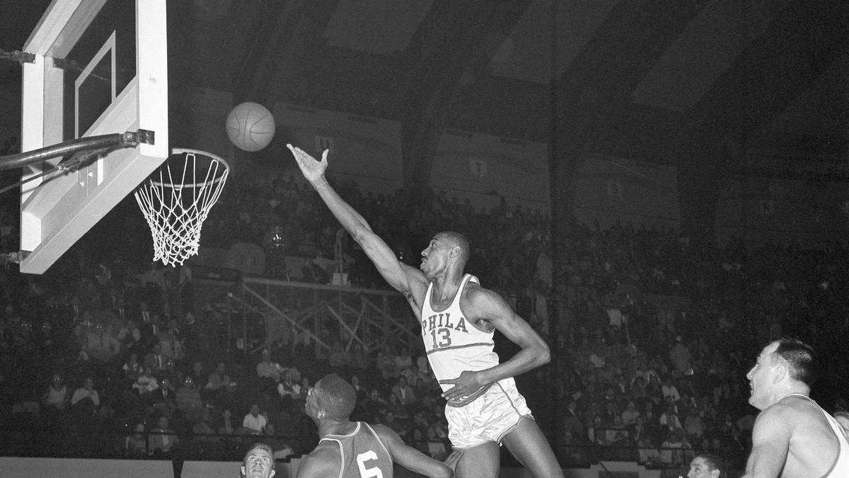 In der Saison seines Rekordspiels kommt Chamberlain im Schnitt auf 50,4 Punkte pro Spiel! Am Vorabend seines historischen Tages hatte er noch bis 6 Uhr früh in New York mit einer Frau gefeiert. Ohne Schlaf fuhr er mit dem Zug nach Philadelphia und frühstückte mit seinen Teamkollegen