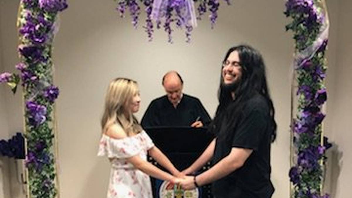 IMAQTPIE - 2,3 Millionen: Der ehemalige LoL-Profispieler war lange Zeit das Gesicht der eSports-Organisation, für welches die er von 2011-2014 spielte, Team Dignitas das Gesicht. Michael „Imaqtpie“ Santana ist für seine eigenartige Persönlichkeit und Aussehen bekannt geworden. Im schwarzem T-Shirt und Shorts heiratete er im Juli diesen Jahres Lisha Wie ganz nach seiner legeren Art