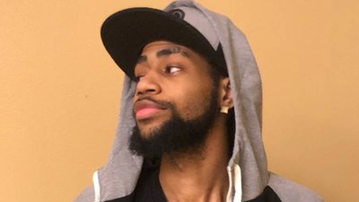 TSM DAEQUAN - 2,3 Millionen Follower: Daequan Loco gehört, sein Nickname auf Twitch bereits verrät, zu der großen eSports-Organisation TSM. Der 24-jährige Streamer und Youtuber wurde durch sein spektakuläres Gameplay in Fortnite bekannt. Er hielt mit 39 Kills den Rekord für die meisten Kills in einer Fortnite-Runde. Allerdings wurde sein Rekord kurz darauf von einem anderem Streamer namens Teeqzy gebrochen. Bevor er mit seinem ersten Battle-Royale Titel begann, hielt  er sich bereits mit anderen Spielen, wie Smite und H1Z1 im eSport-Bereich auf