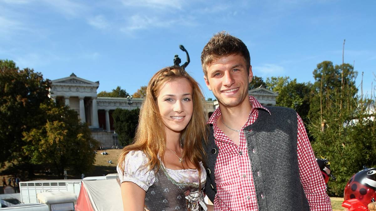 Erstmals 2009 bei den Großen dabei: Thomas Müller. Nach dem Abschied von Bastian Schweinsteiger ist er mittlerweile das gelebte "Mia san Mia".  Beim Ur-Bayer werden sicherlich noch einige Auftritte folgen - inklusive Frau Lisa versteht sich