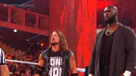 Da staunen die Gegner und auch der Partner: Bei der WWE-Show Crown Jewel in Saudi-Arabien legt Tag-Team-Champion Riddle einen extravaganten Einmarsch auf einem Dromedar hin.