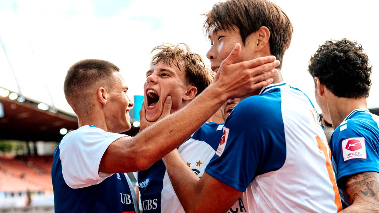 Jonathan Asp Jensen (Mitte) wird gefeiert