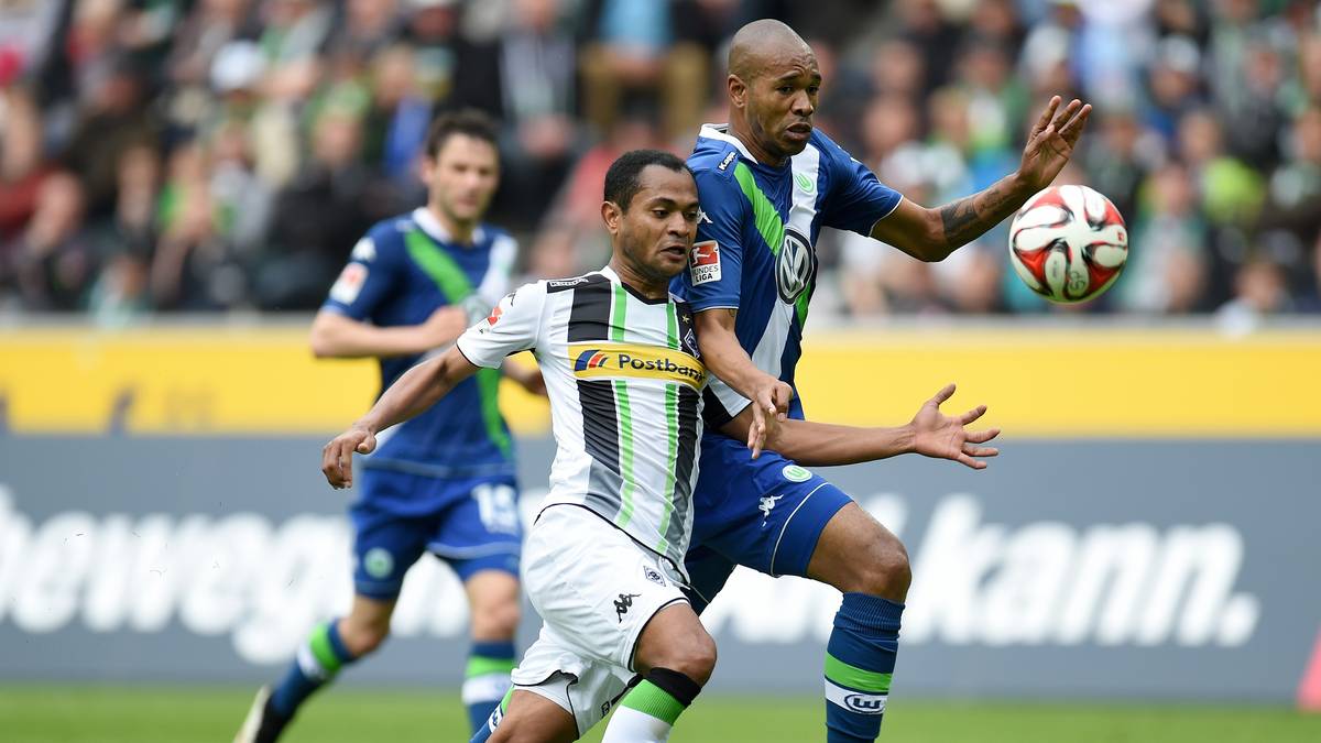 Vor den Toren tut sich lange Zeit wenig - auch, weil die Offensive der Borussia um Rafael (l.) bei Naldo und Co. abgemeldet ist