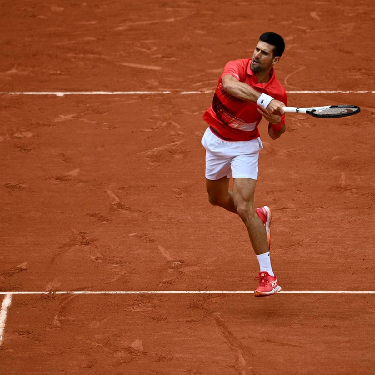 Titelverteidiger Novak Djokovic hat ohne Satzverlust das Achtelfinale der French Open erreicht.