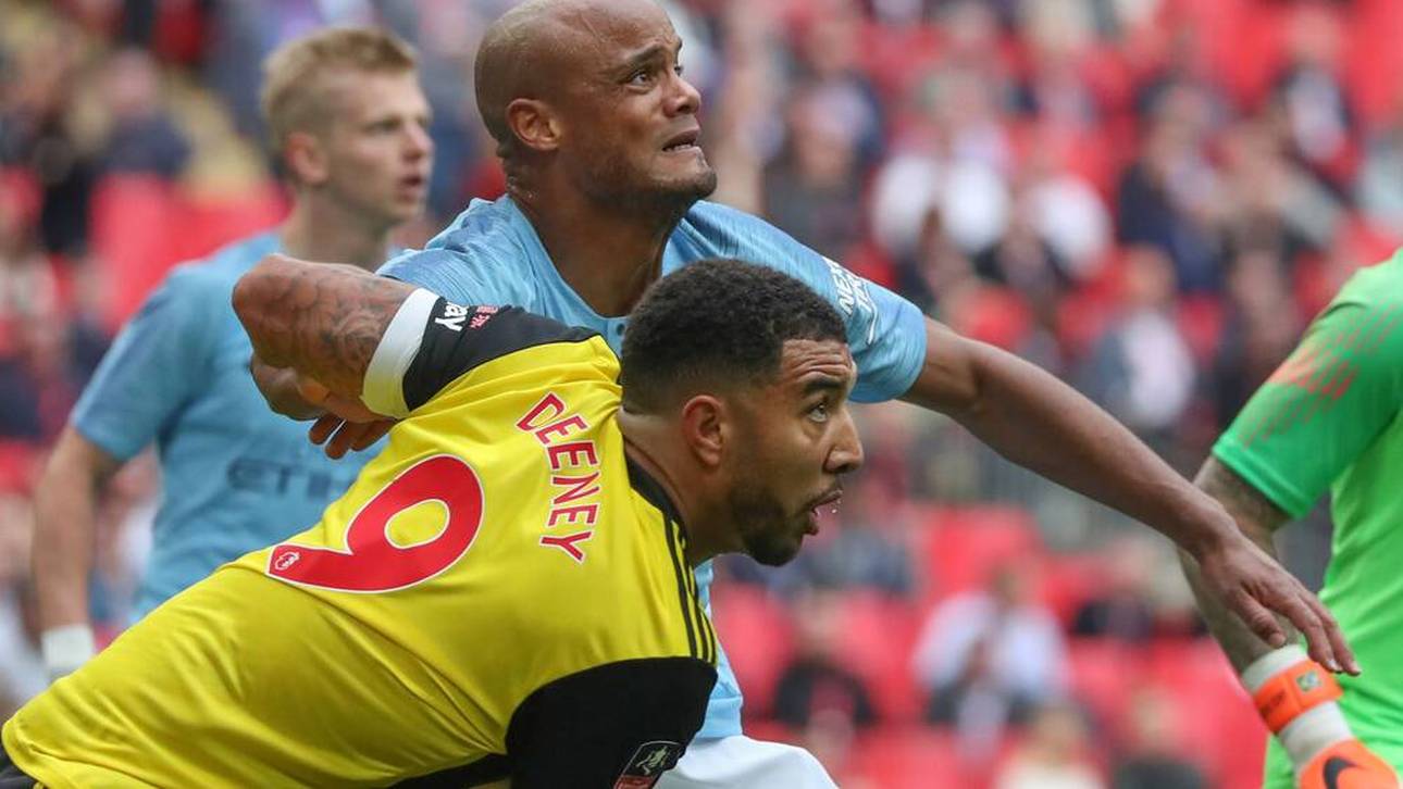 Einst Kontrahenten, nun Freunde: Der heutige Bayern-Coach Vincent Kompany (l., hier im Dress von Manchester City) und Troy Deeney (FC Watford)