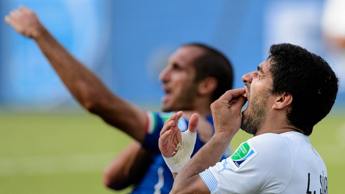 LUIS SUAREZ: Der Angreifer des FC Barcelona hat sein Mundwerk einfach nicht unter Kontrolle. Seine legendäre Beiß-Attacke gegen Giorgio Chiellini bei der WM 2014 war bereits das dritte Mal, dass er einen Gegenspieler biss