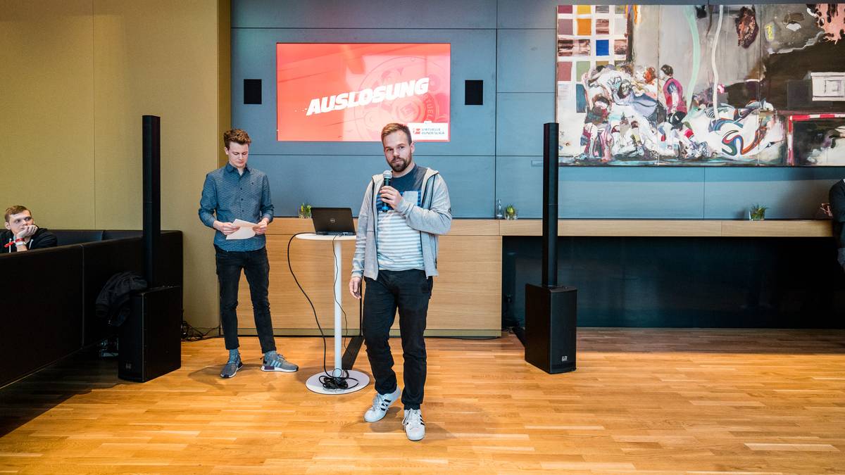 Die Gruppenphase wurde live vor Ort ausgelost. Die Moderation übernahm unter anderem SPORT1-Experte Malte Hedderich (l.)
