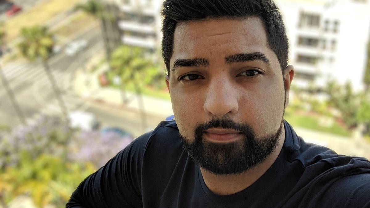 LIRIK - 2,1 Millionen Follower: Der Katzen-Fanatiker Saqib „Lirik“ Zahid streamt seit den Anfängen von Twitch auf der Plattform. Anfangs spielte er noch World of Warcraft und wechselte 2012 dann auf DayZ. Seit einigen Jahren zählt er zu den größten Variety-Streamern, weil er nun eine Vielfalt von Spielen zeigt. Seit Beginn an streamt er ohne Cam und es war bis vor paar Jahren unbekannt wie der Entertainer aussieht. Im Januar 2018 nahm sich der 27-Jährige Vollzeit-Streamer eine Auszeit von einer Woche wegen Burn-Out