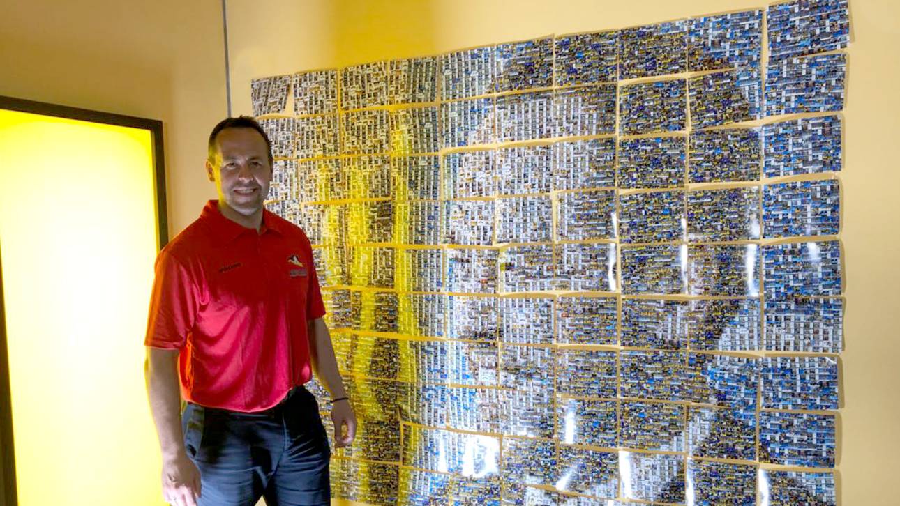 Marco Sturm vor der Fotowand