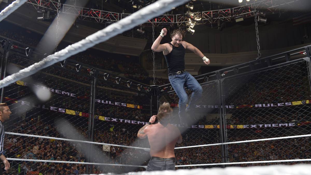 Ambrose zeigt Wagemut und springt vom Rand des Käfigs auf Jericho herab